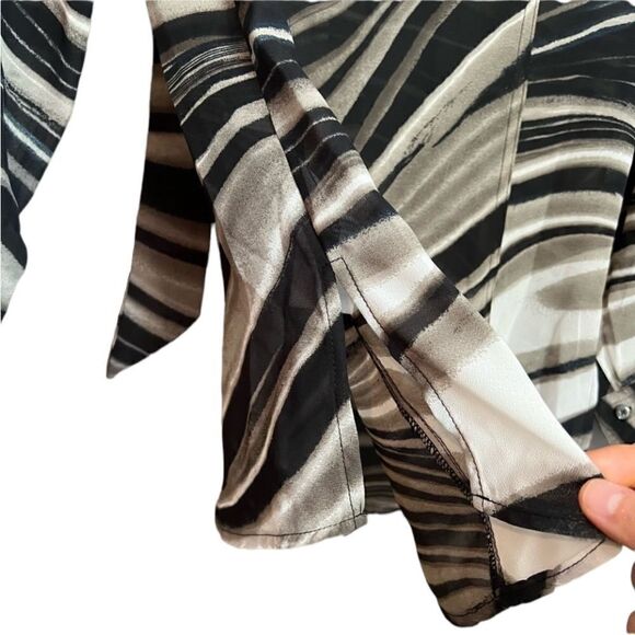 3 for $30! Laura petites patterned long sleeve blouse - Picture 9 of 10